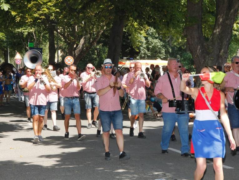 Menschen bei einem Festumzug.
